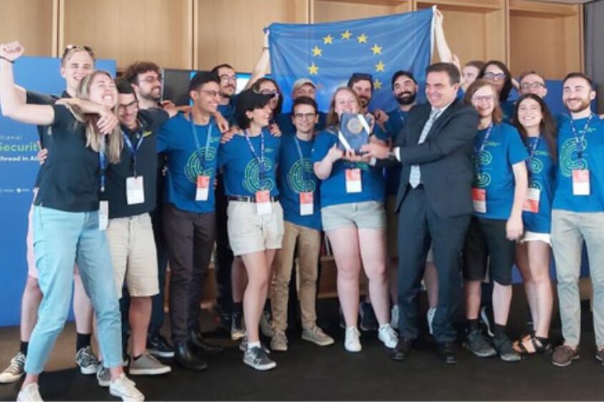 Team Europa bei der Siegerehrung mit Margaritis Schinas, Vizepräsident der Europäischen Kommission